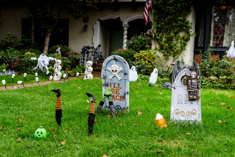 FUN LITTLE TOYS Crawling Zombie with Bright Eyes Outdoor Halloween Decorations Scary Yard Decoration