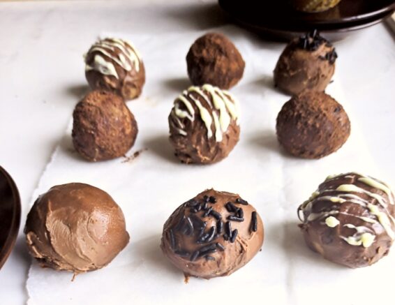 Cake truffles with toppings