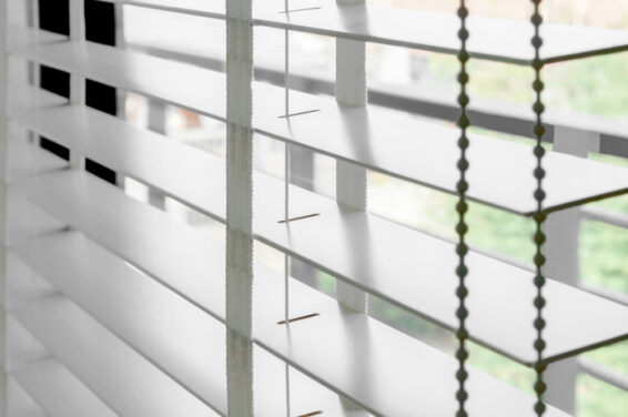 Clean window blinds